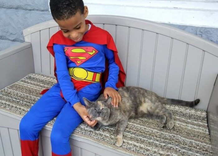 Süper Kahraman Kıyafeti Giyen Çocuk