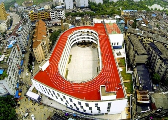 Çatısında Koşu Pisti Bulunan Modern Okul