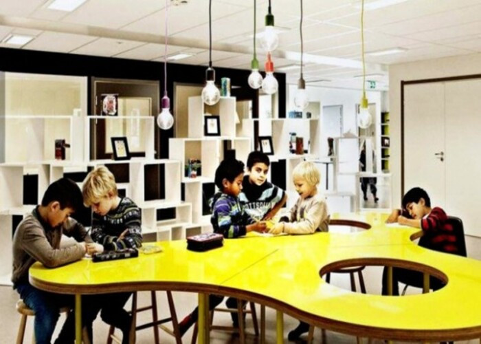 Renkli Sınıf Masalarında Birlikte Öğrenen Çocuklar