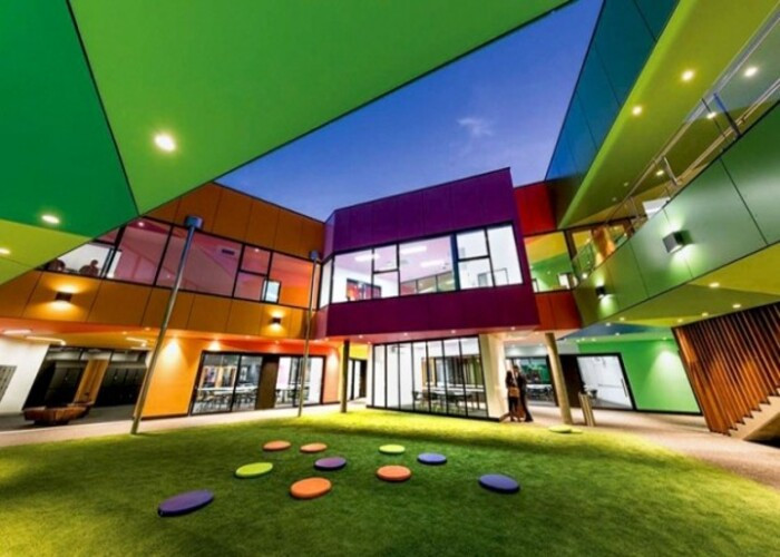 Canlı Renklerle Tasarlanmış Kampüs