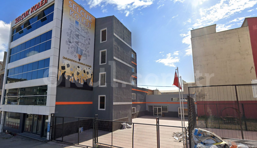 Özel Selçuk Anadolu Lisesi